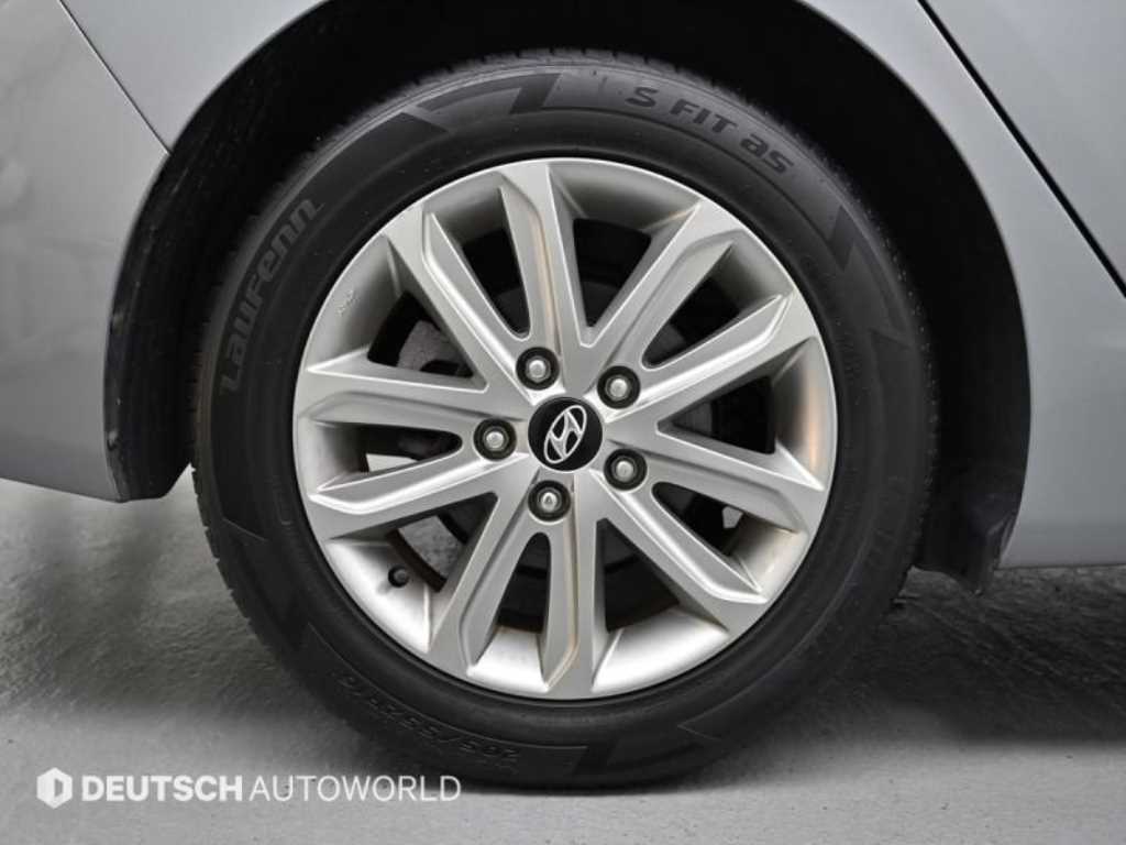 HYUNDAI Avante - Vista 5