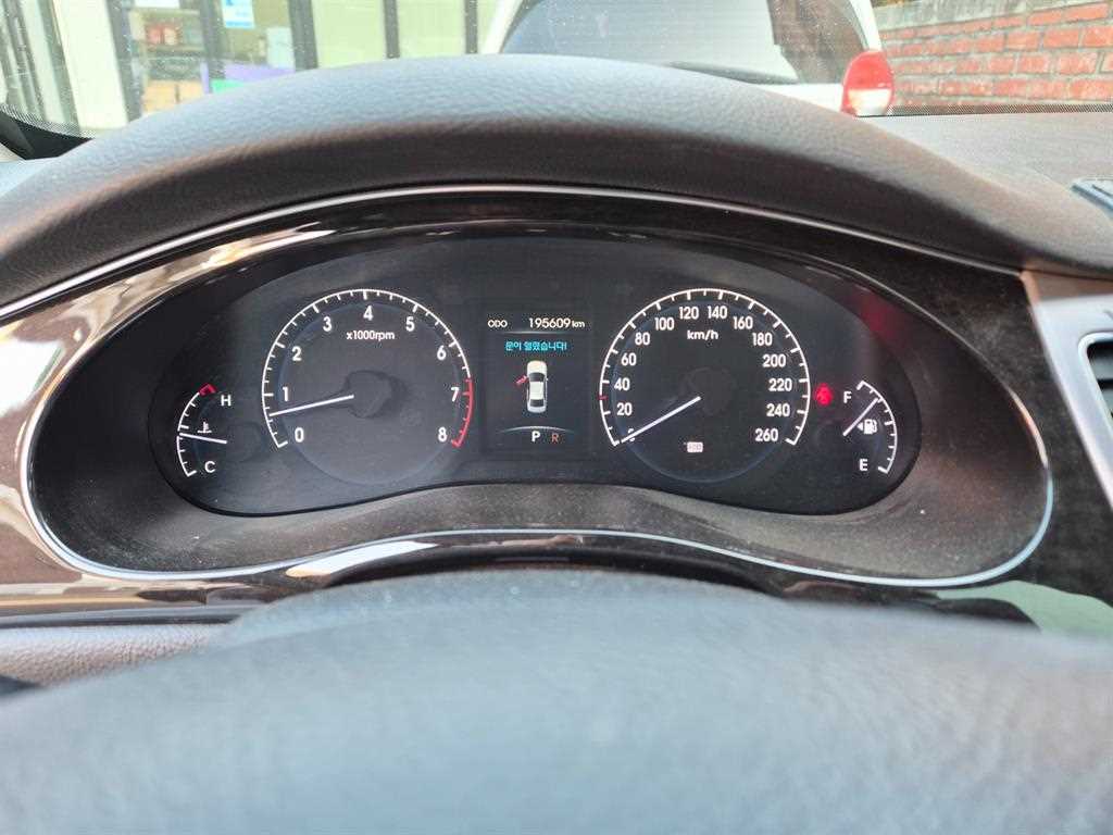 HYUNDAI Genesis - Vista 9