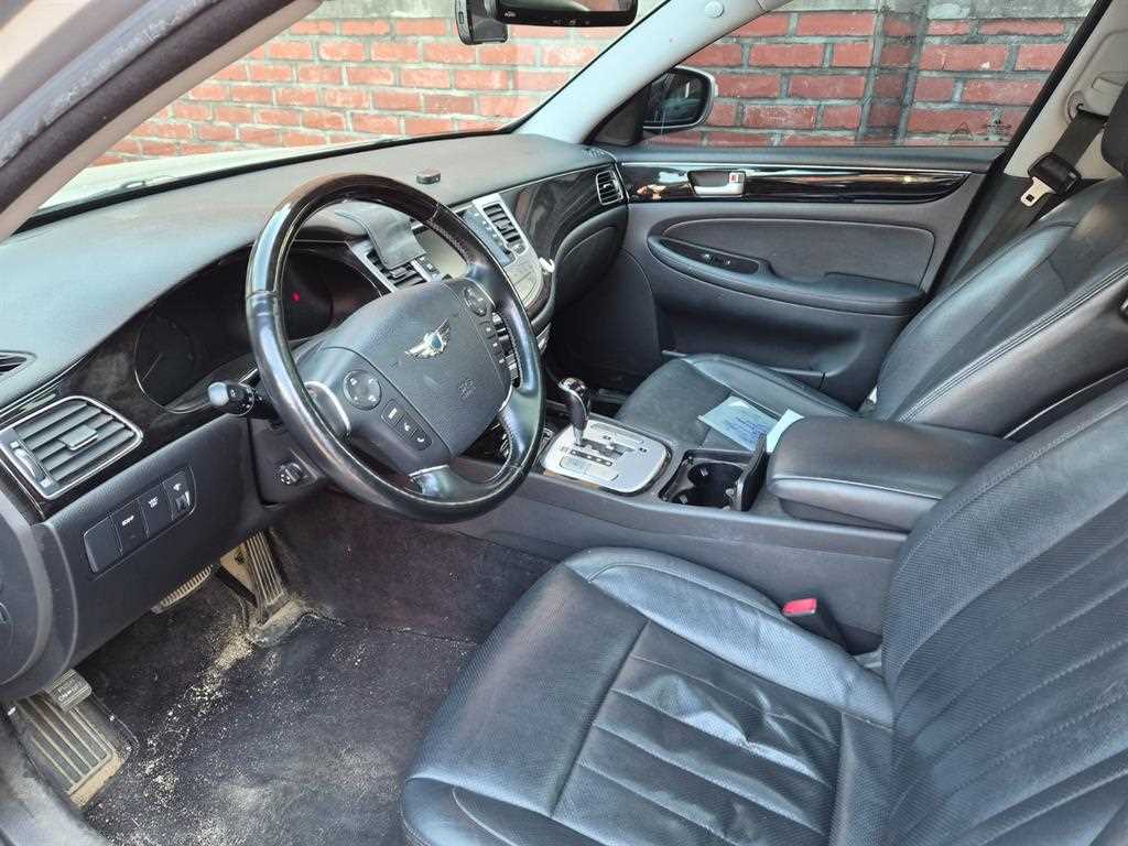 HYUNDAI Genesis - Vista 5