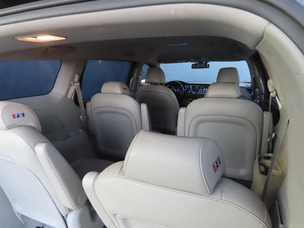 KIA Carnival - Vista 6