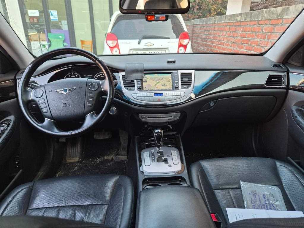 HYUNDAI Genesis - Vista 7