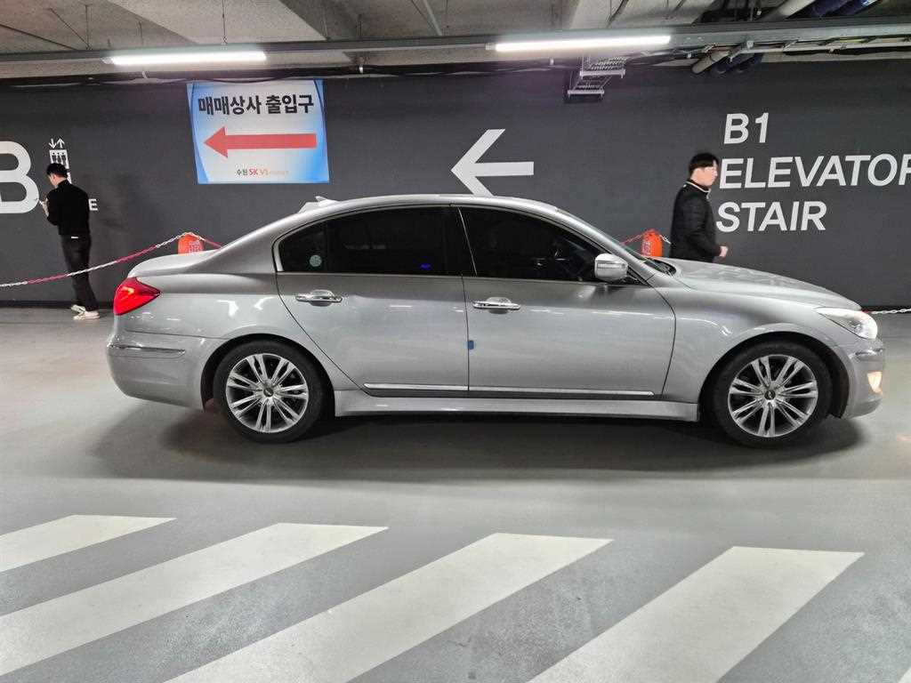 HYUNDAI Genesis - Vista 3