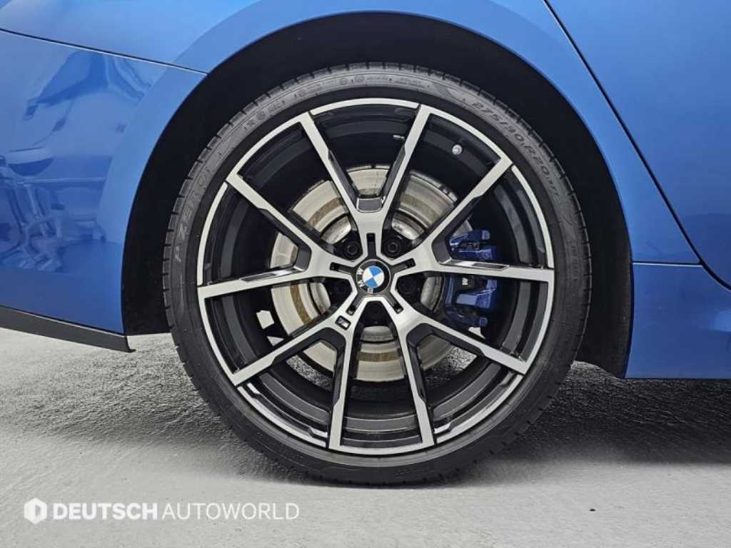 BMW 8 Series - Vista 5