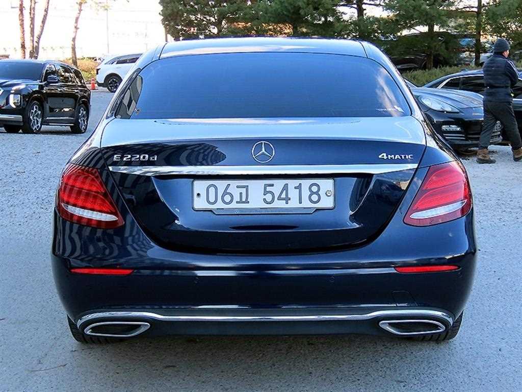 Mercedes Benz E class - Vista 4