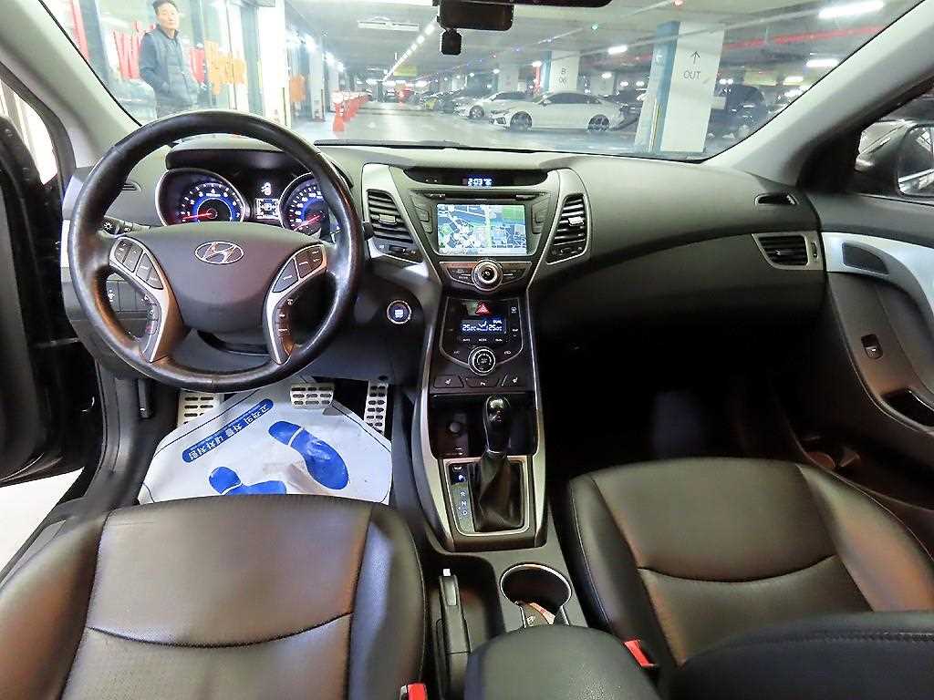 HYUNDAI Avante - Vista 10