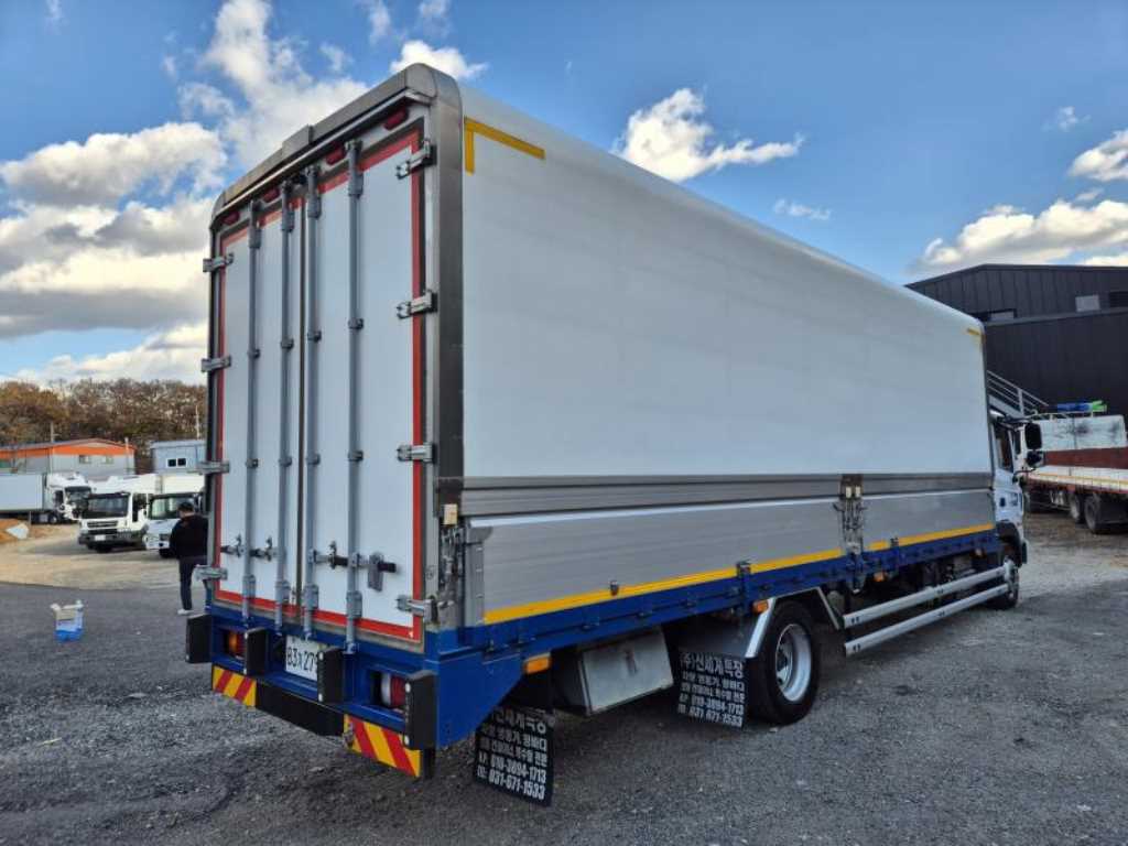 medium and large cargo truck - Vista 6