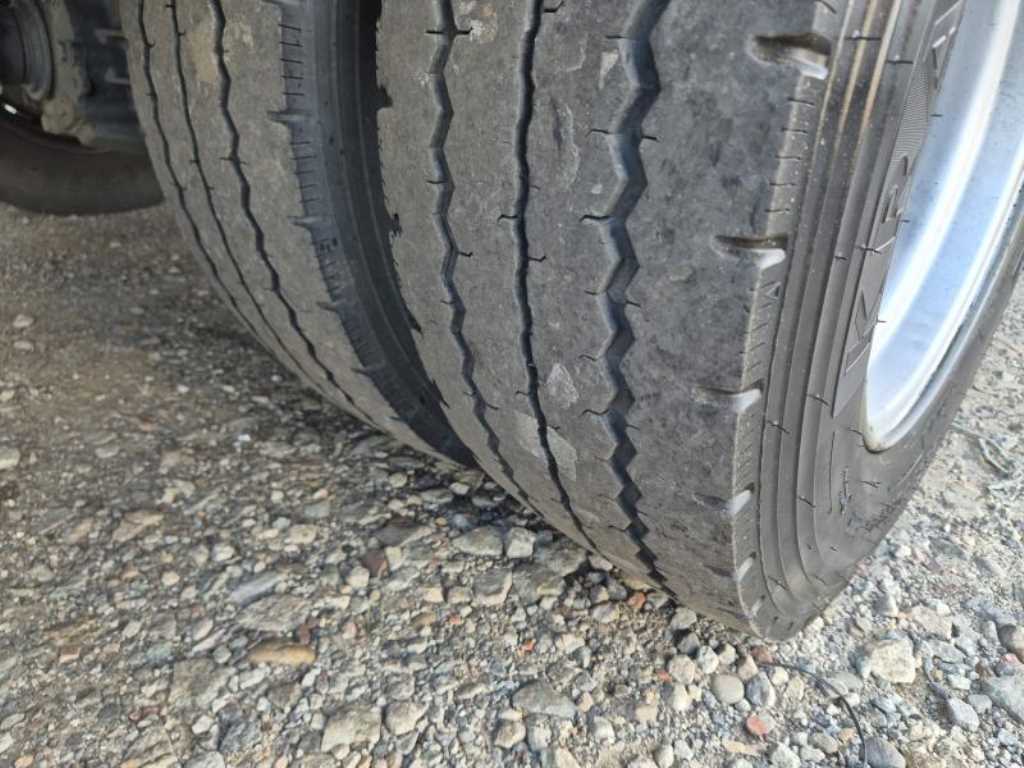 medium and large cargo truck - Vista 9