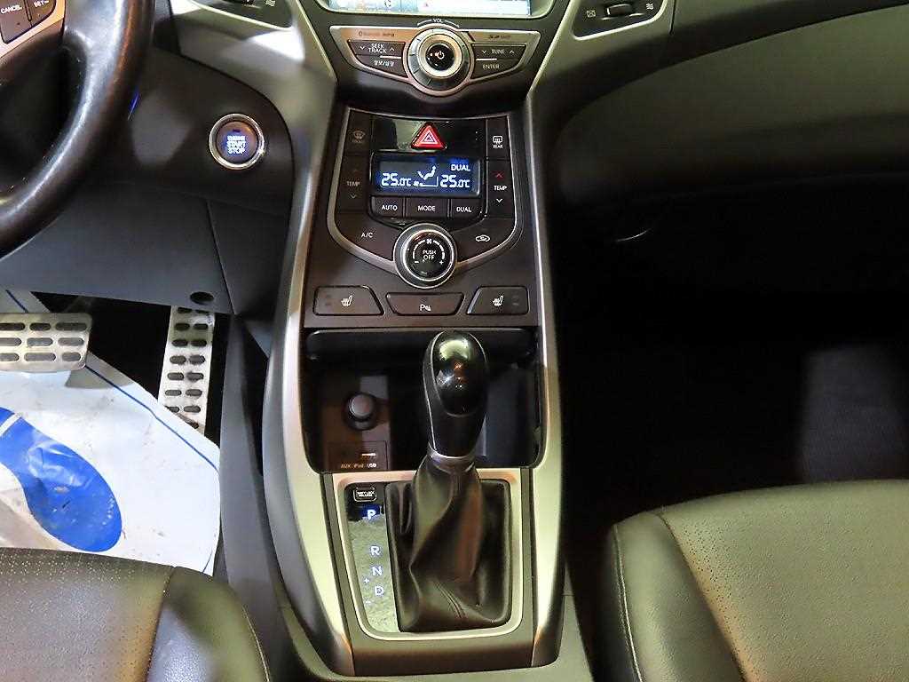 HYUNDAI Avante - Vista 12