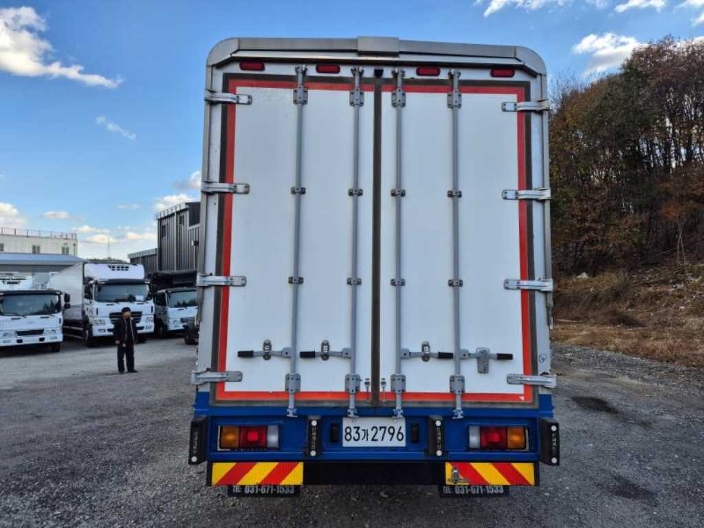 medium and large cargo truck - Vista 5