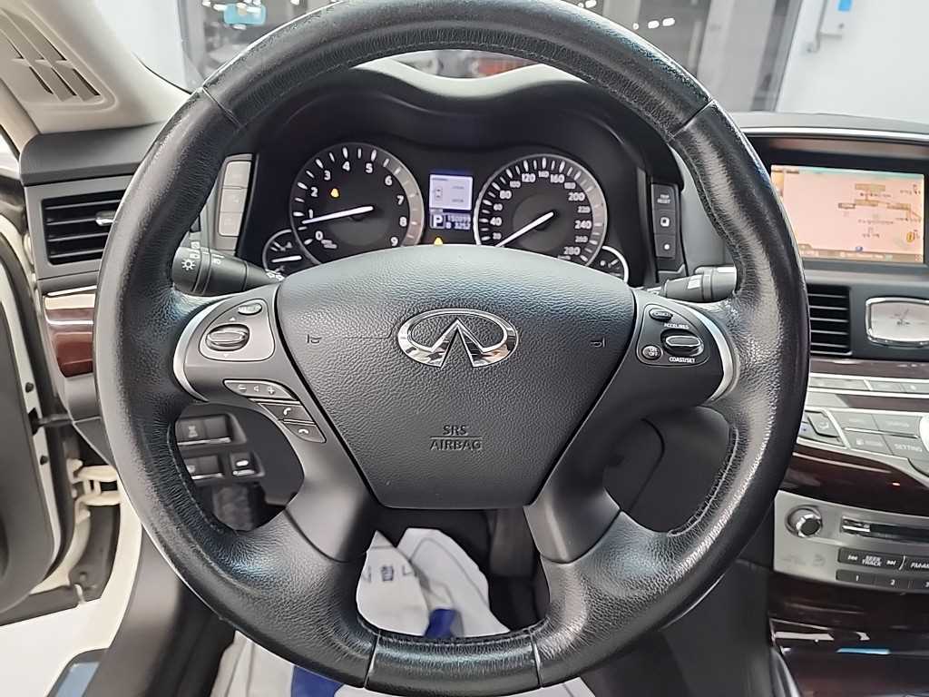 Infiniti M - Vista 9