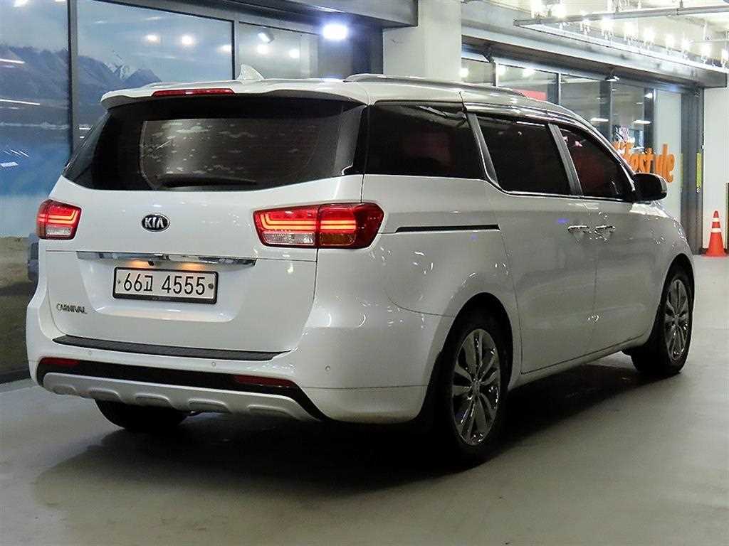 KIA Carnival - Vista 4
