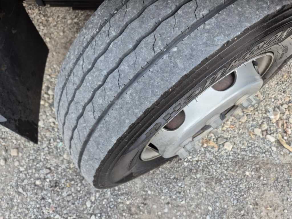 medium and large cargo truck - Vista 11