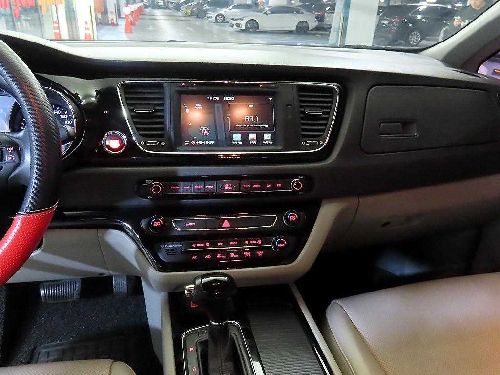 KIA Carnival - Vista 12