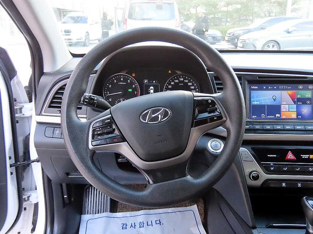 HYUNDAI Avante - Vista 8