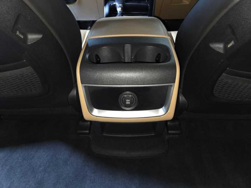 KIA Carnival - Vista 11