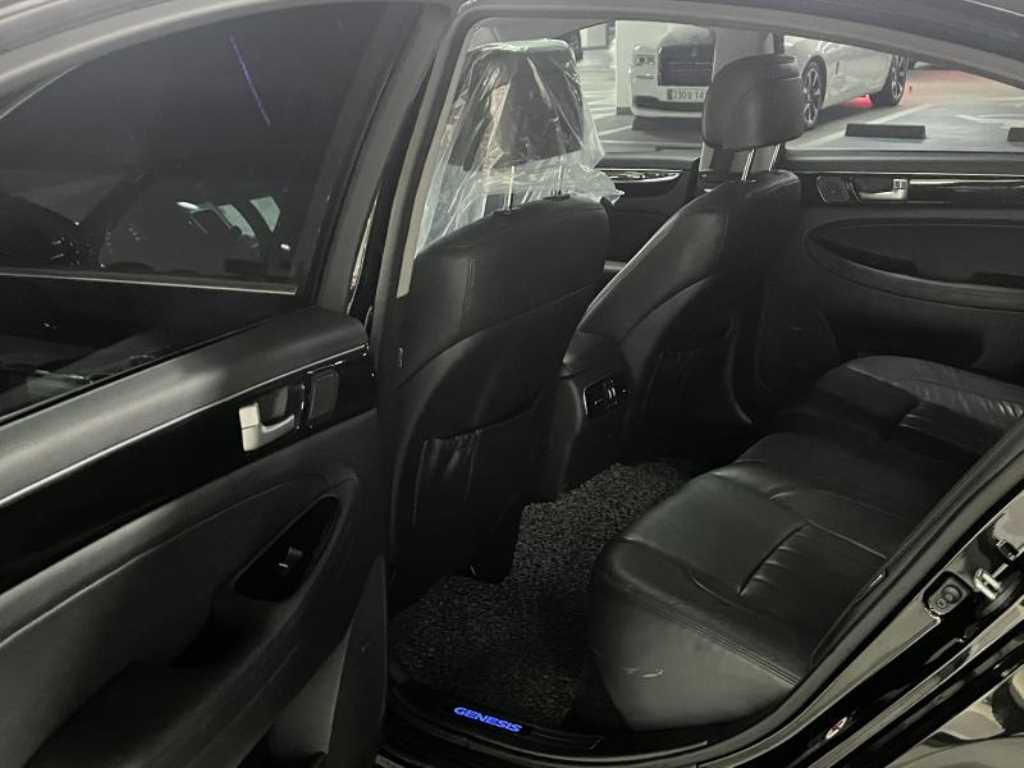 HYUNDAI Genesis - Vista 6