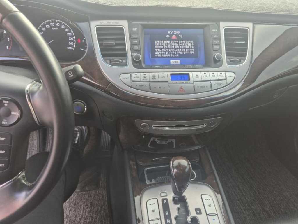 HYUNDAI Genesis - Vista 6