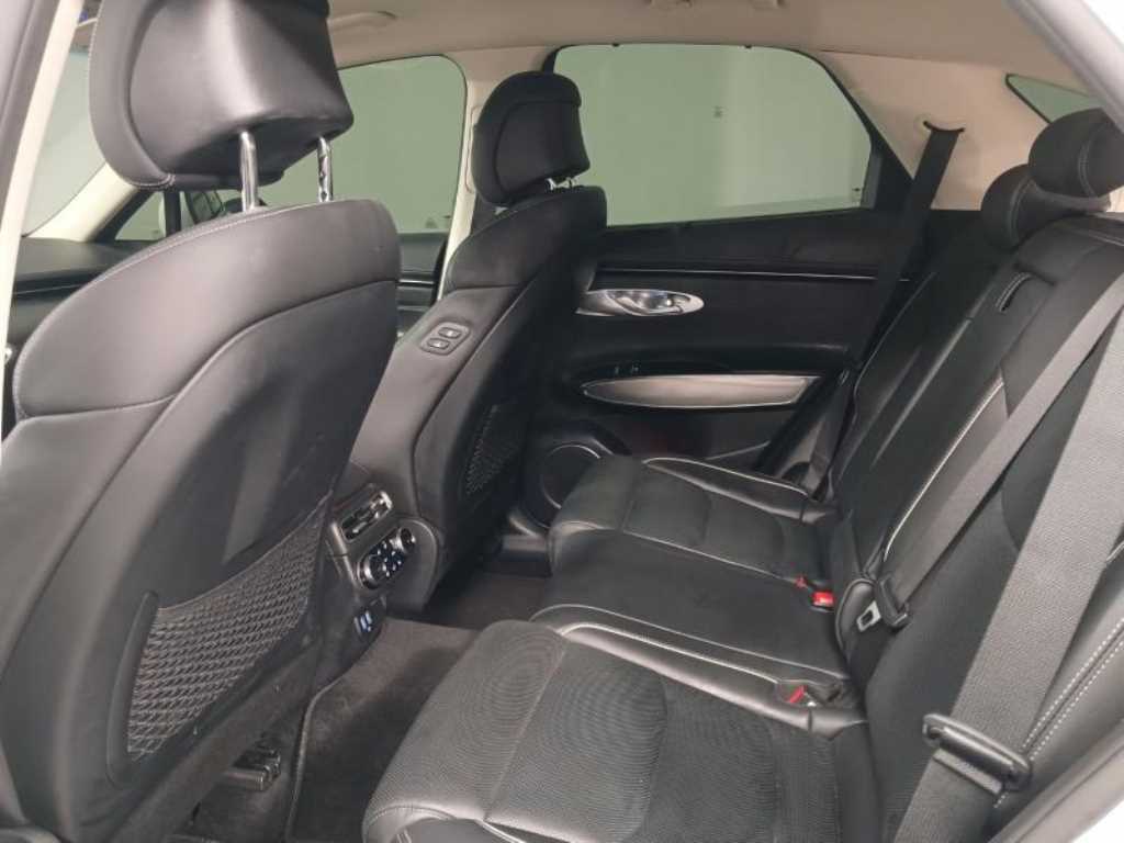 Genesis GV70 - Vista 8