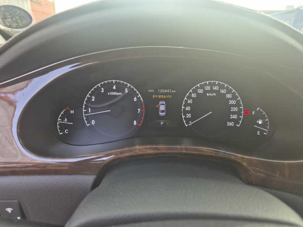 HYUNDAI Genesis - Vista 5