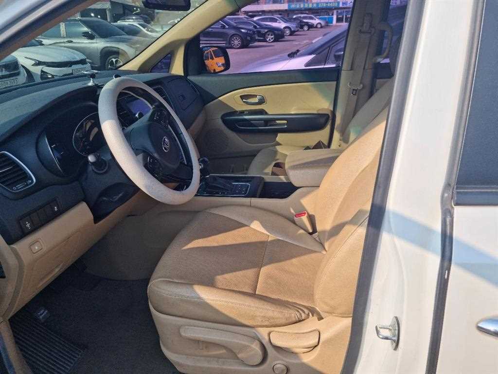KIA Carnival - Vista 5