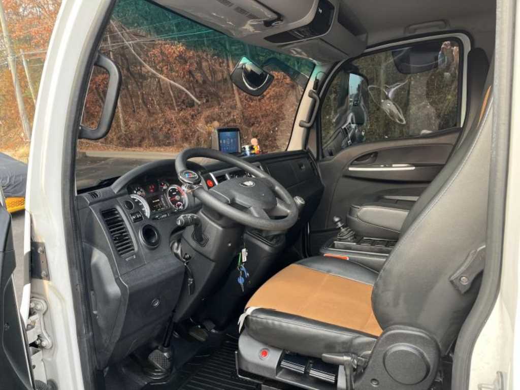 medium and large cargo truck - Vista 9