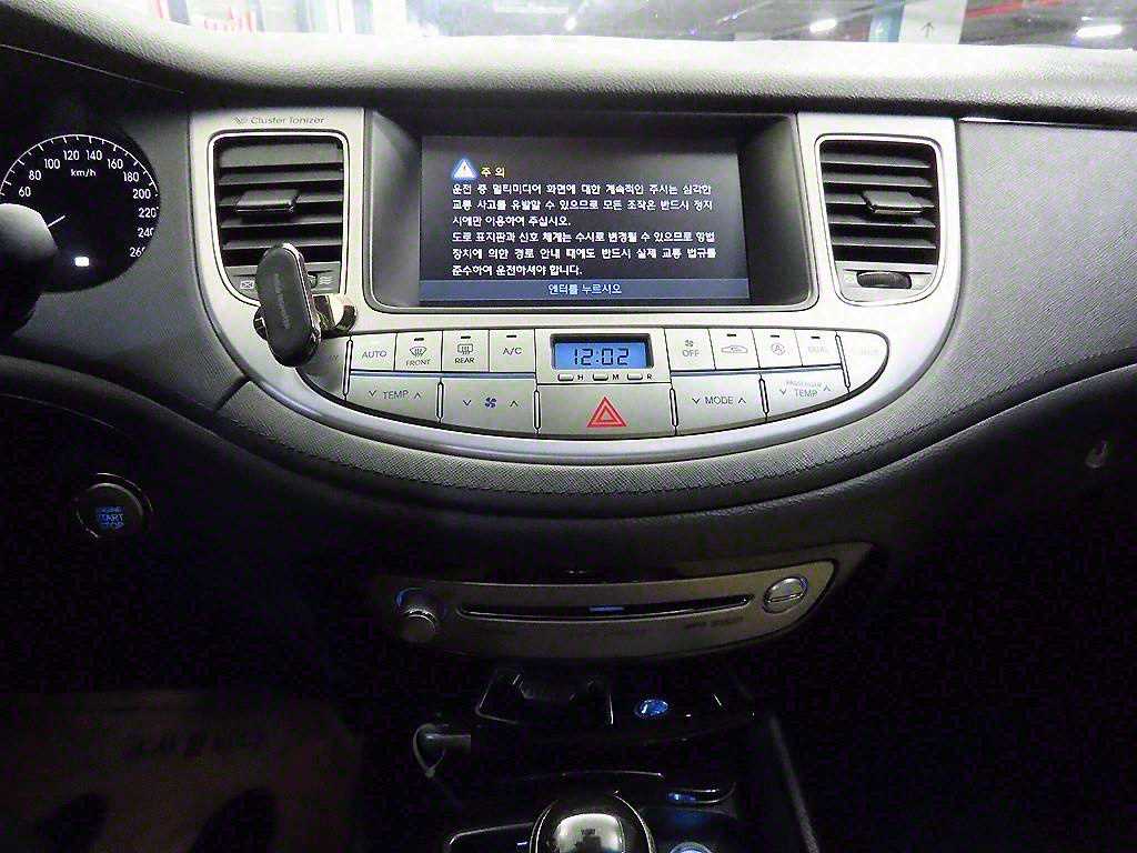 HYUNDAI Genesis - Vista 11