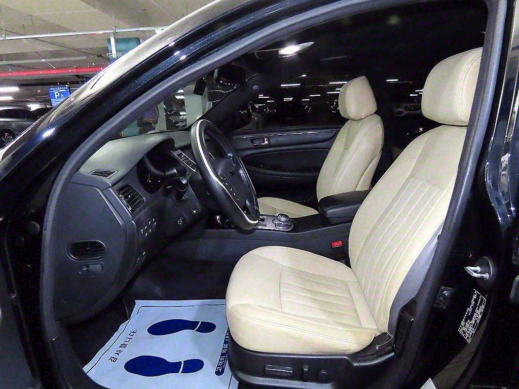 HYUNDAI Genesis - Vista 7