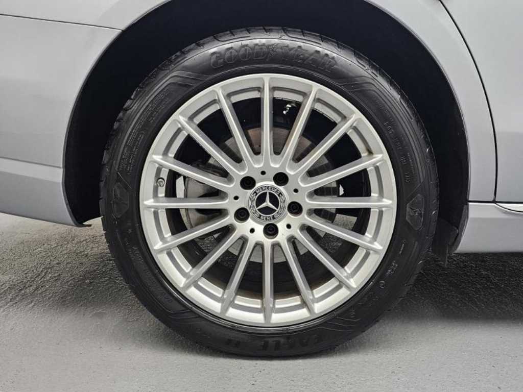 Mercedes Benz E class - Vista 5