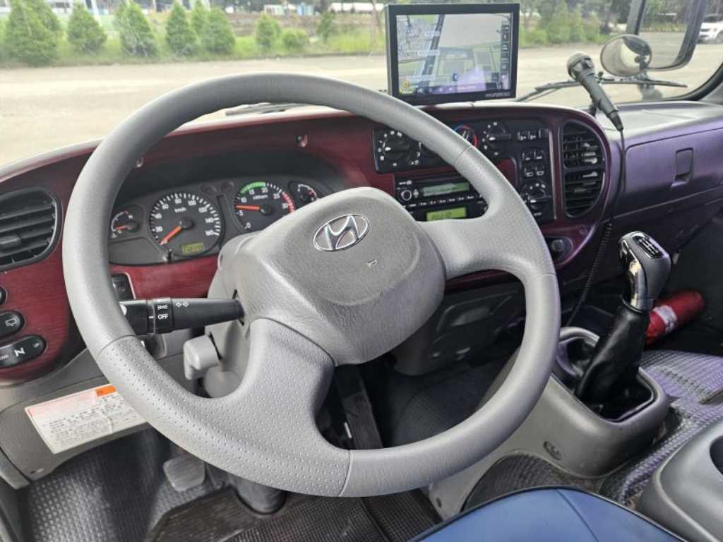 medium and large bus Hyundai bus - Vista 7