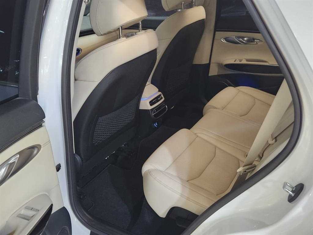 Genesis GV70 - Vista 8