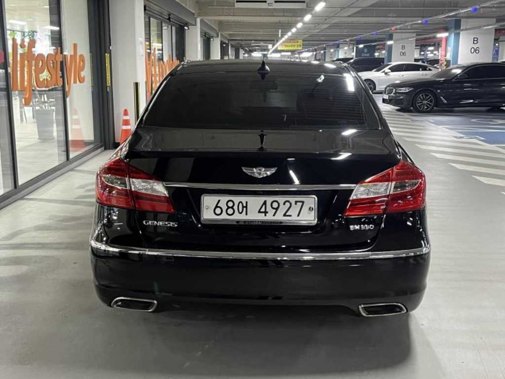 HYUNDAI Genesis - Vista 5