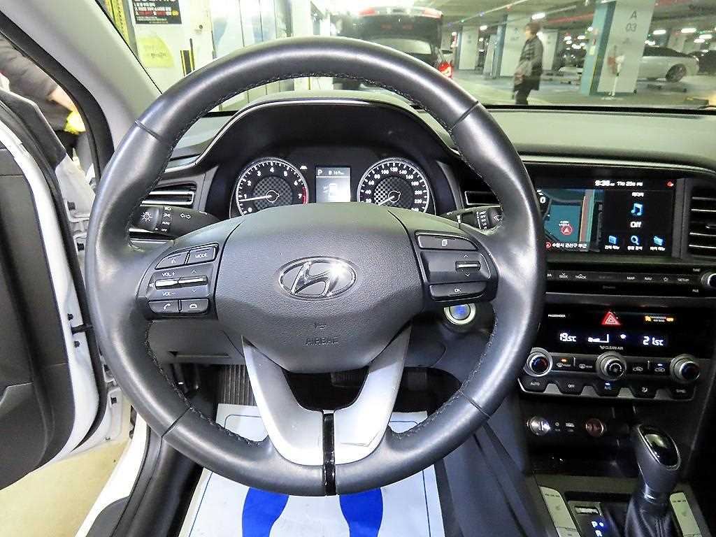 HYUNDAI Avante - Vista 8