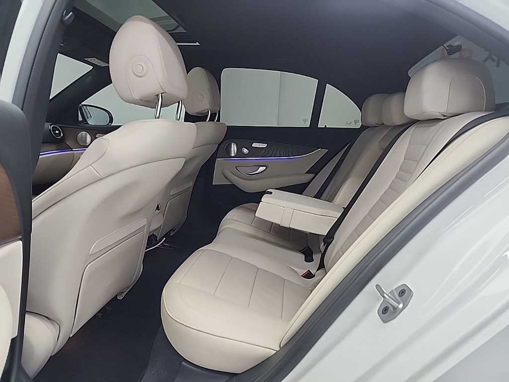 Mercedes Benz E class - Vista 12