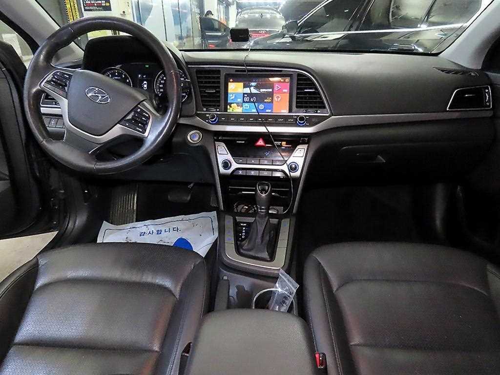 HYUNDAI Avante - Vista 10