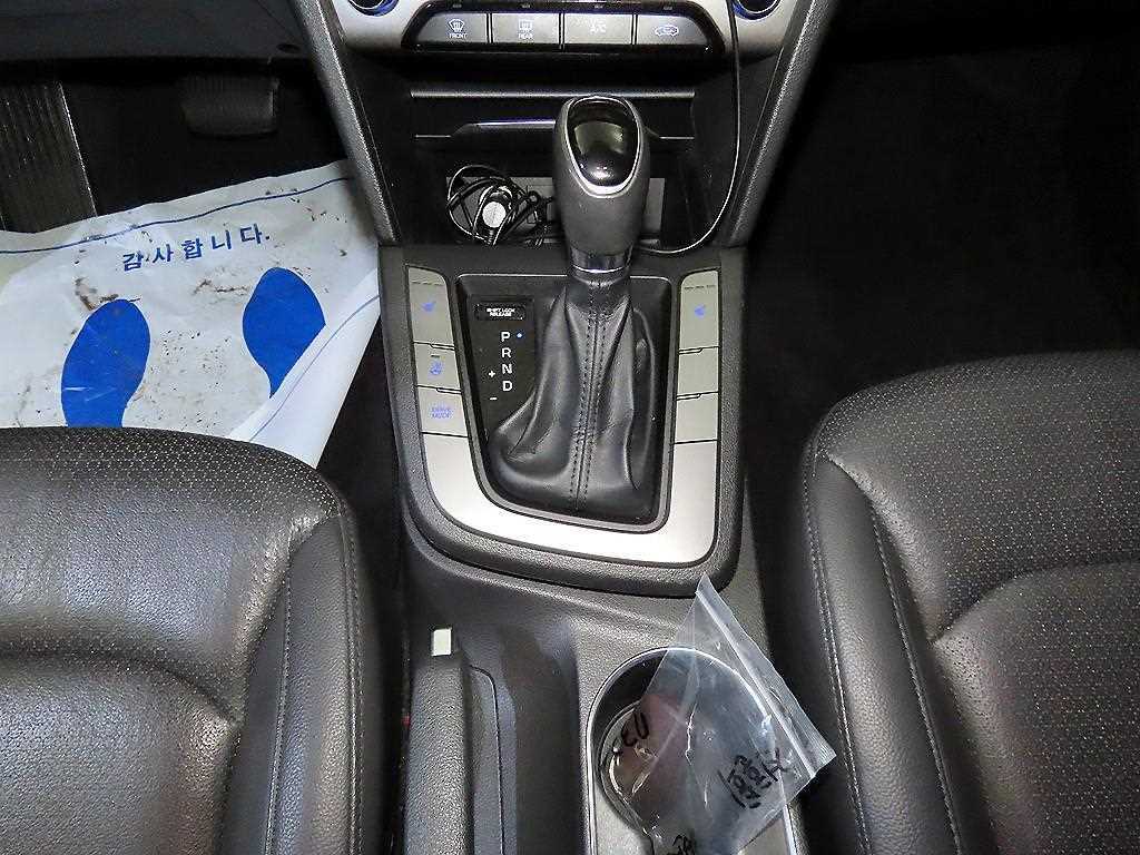 HYUNDAI Avante - Vista 12