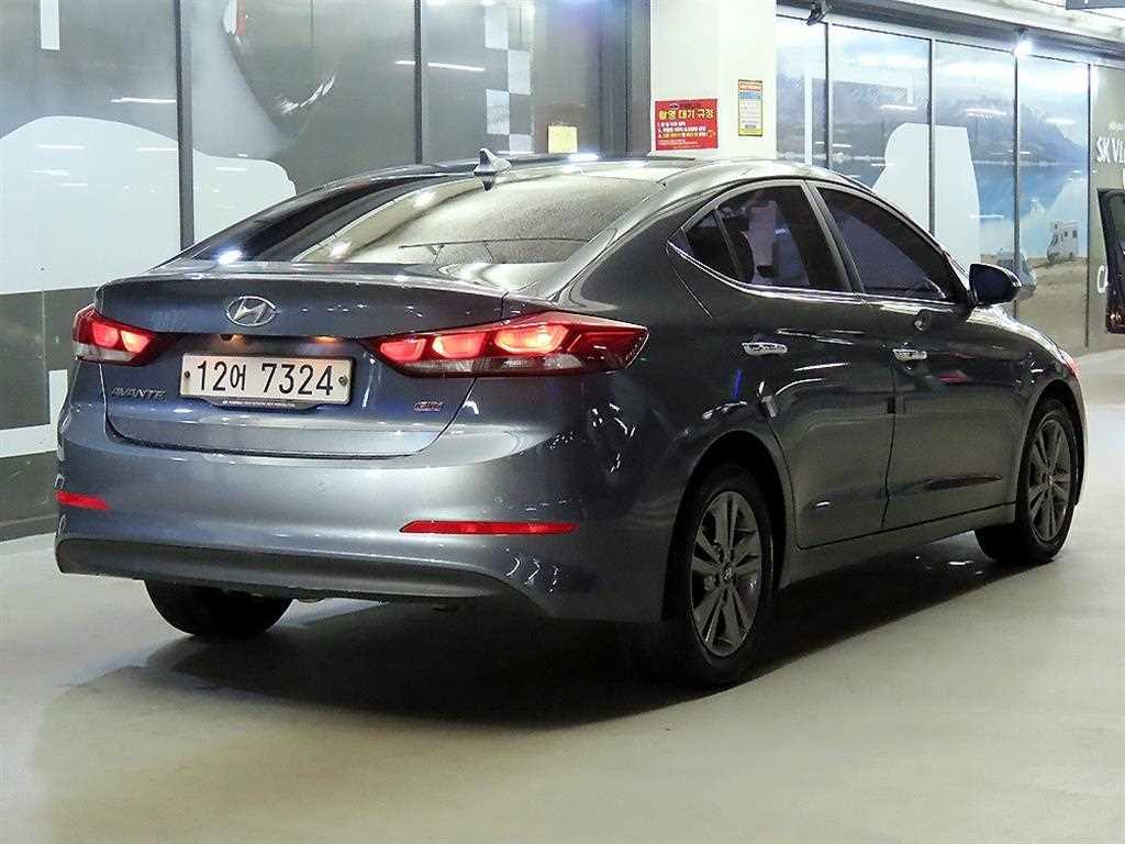 HYUNDAI Avante - Vista 4