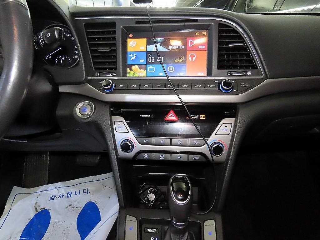 HYUNDAI Avante - Vista 11