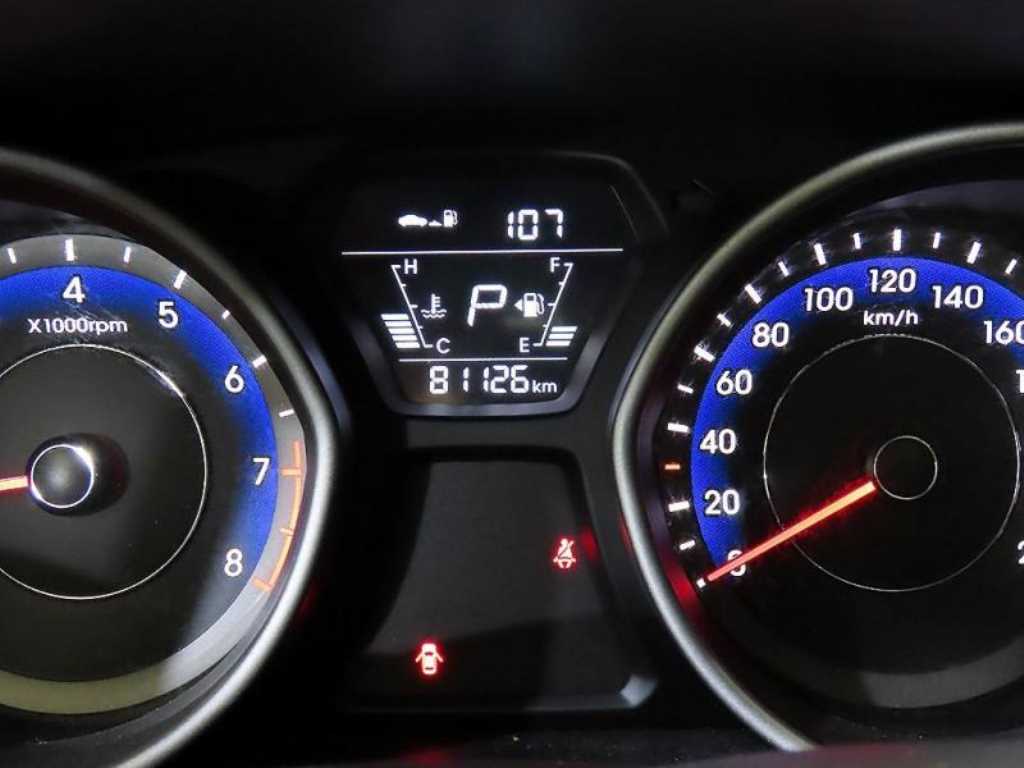 HYUNDAI Avante - Vista 9