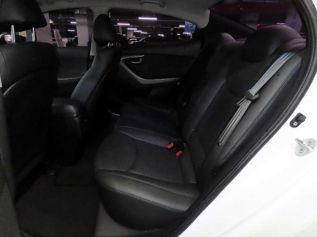 HYUNDAI Avante - Vista 7