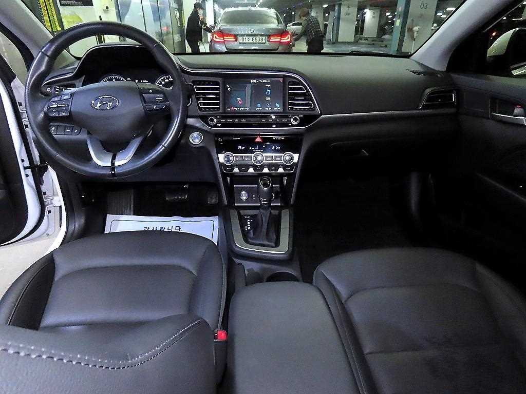 HYUNDAI Avante - Vista 10