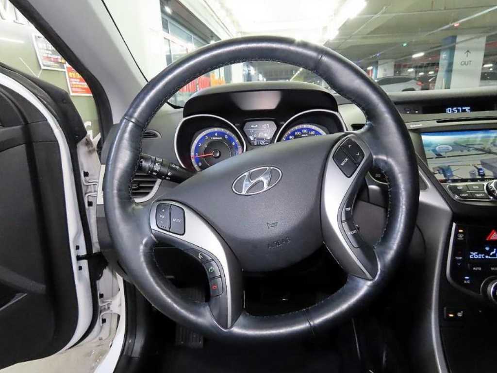 HYUNDAI Avante - Vista 8