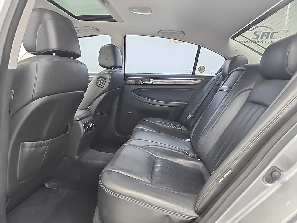 HYUNDAI Genesis - Vista 12