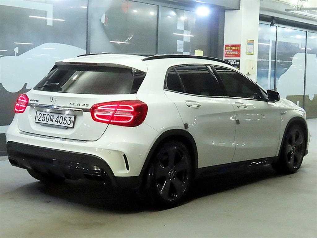 Mercedes Benz GLA Class - Vista 4