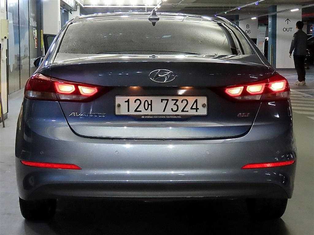 HYUNDAI Avante - Vista 5