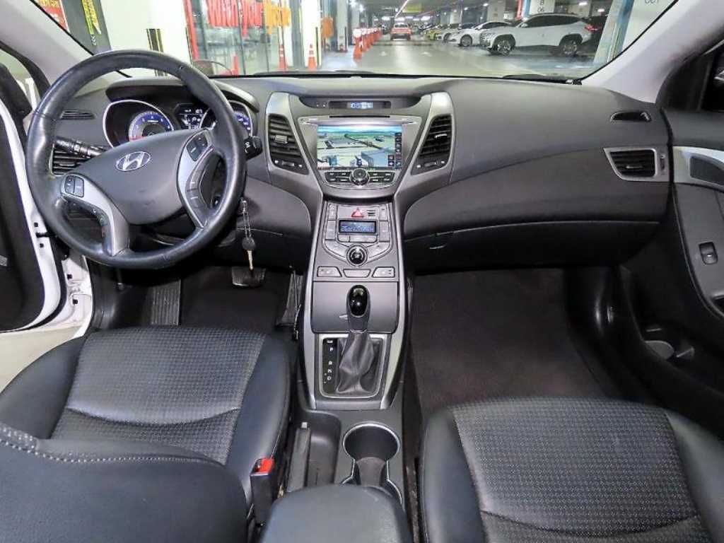HYUNDAI Avante - Vista 10