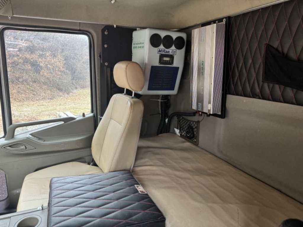 medium and large cargo truck - Vista 11