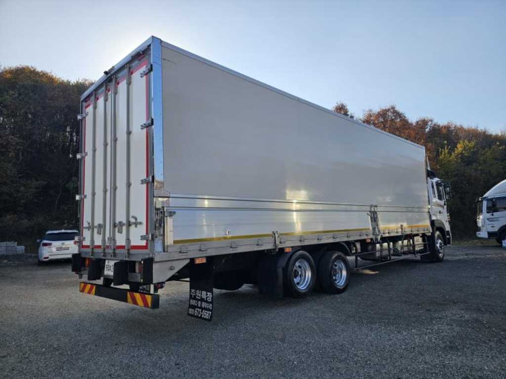 medium and large cargo truck - Vista 6