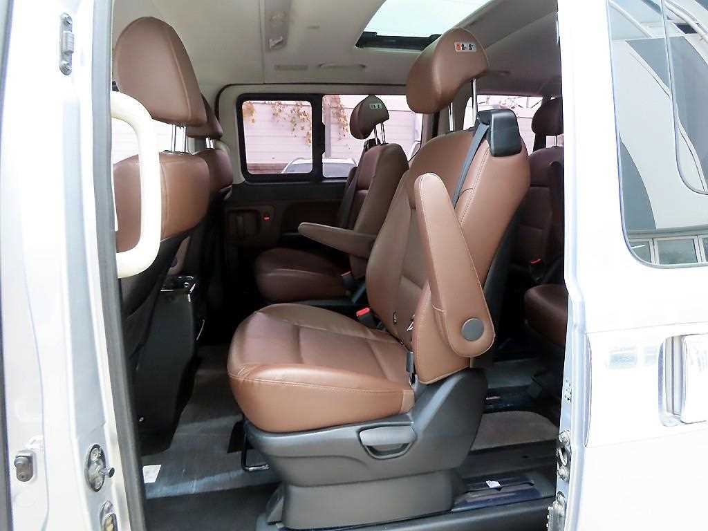 HYUNDAI Starex - Vista 6