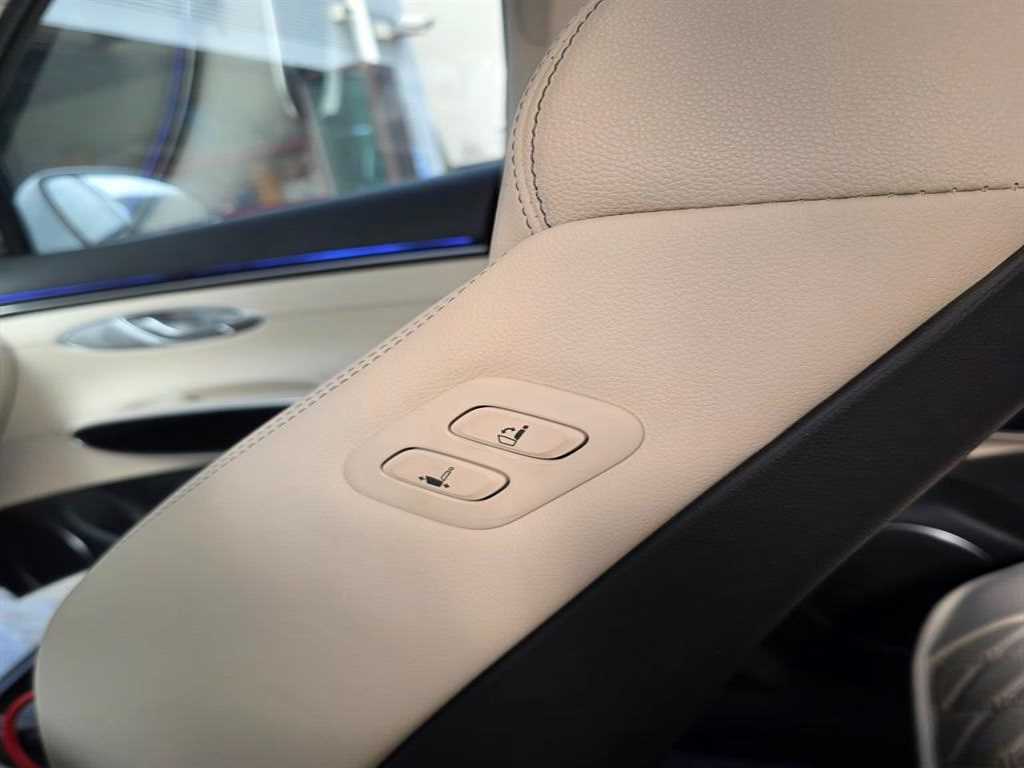 Genesis GV70 - Vista 8