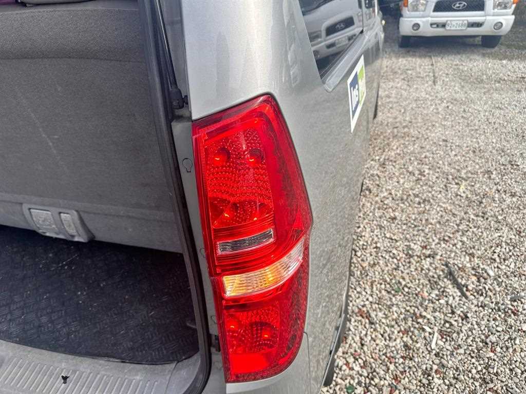 HYUNDAI Starex - Vista 7